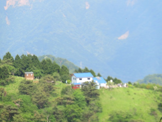 遠くに花立山荘