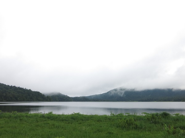 尾瀬沼と対岸の燧ヶ岳景色
