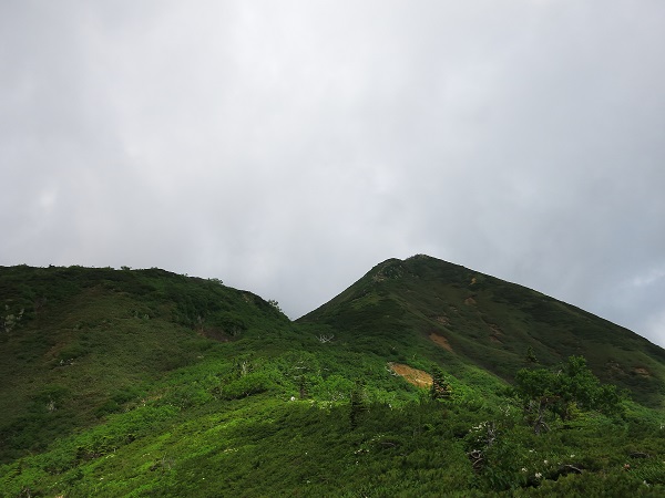 燧ヶ岳の山頂雲り空