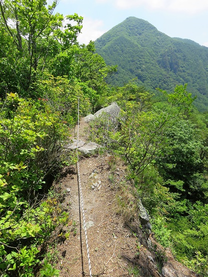 船首岩両側切れ落ちた痩せ尾根歩き