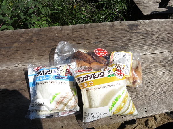 南御室小屋で昼飯の様子