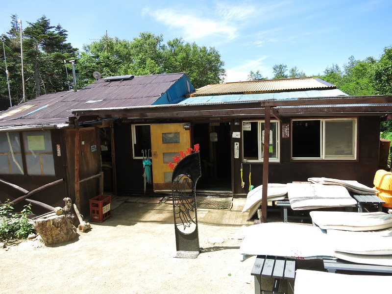 鳳凰三山の薬師岳小屋の外観