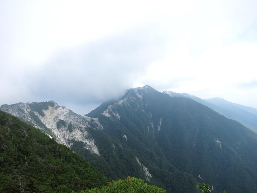 高嶺から見る南アルプス鳳凰三山の稜線