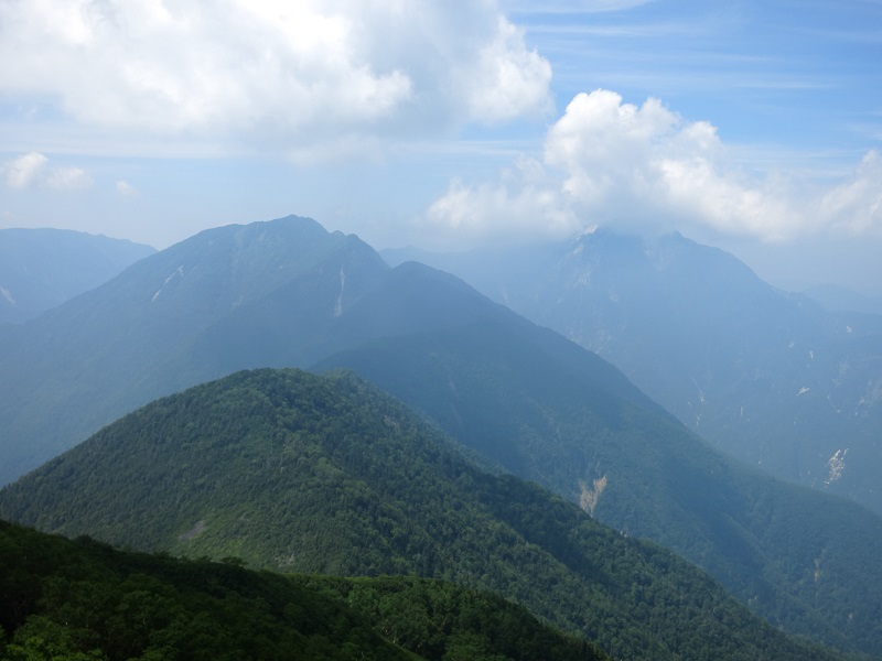 早川尾根を一望