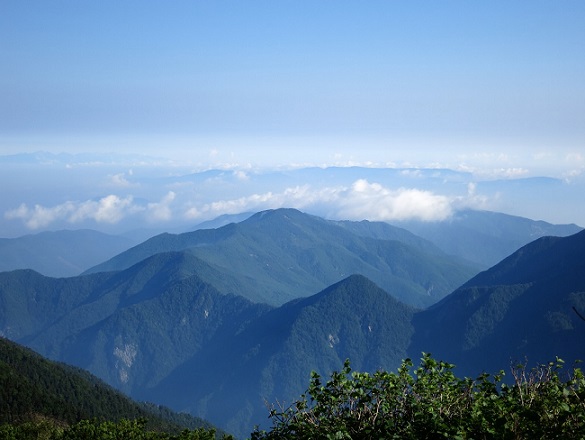 小仙丈ヶ岳から眺める横岳峠からの釜無山への稜線