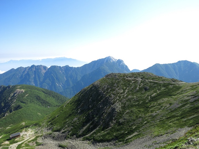 仙丈ヶ岳の山頂からの仙丈小屋と景色