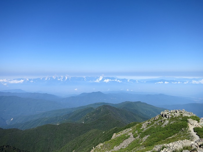 仙丈ヶ岳の山頂からの中央アルプス景色