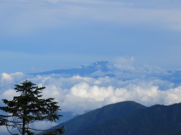 越百山登山ルート上から見る御嶽山