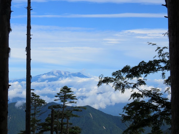 越百山登山ルート上から見る乗鞍岳