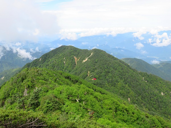 越百山から振り返っての福栃山