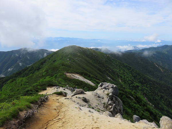 越百山山頂から見る南越百山