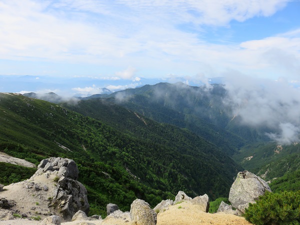 越百山から見る安平路山方面の景色