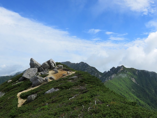 越百山からの仙涯嶺と南駒ヶ岳方面の展望