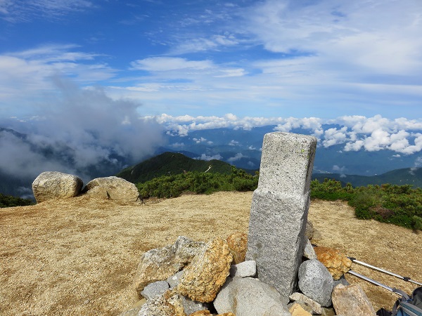 越百山の三角点