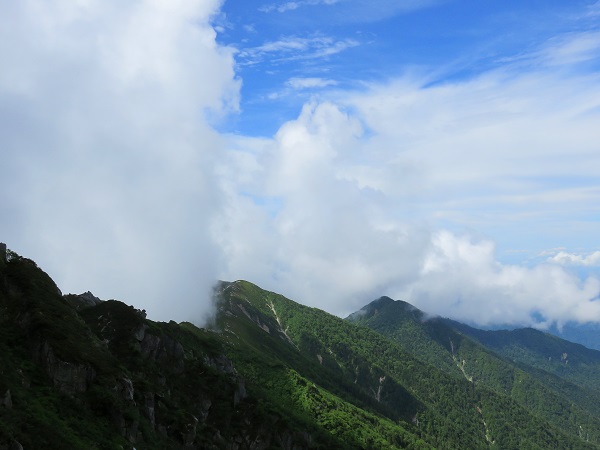 越百山方面の稜線の景色