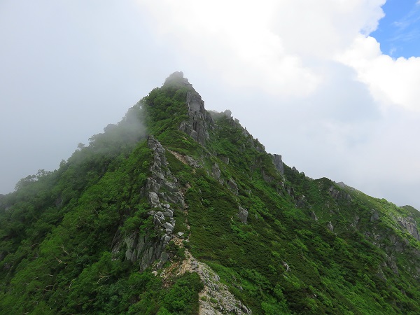 空木岳方面から見る仙涯嶺