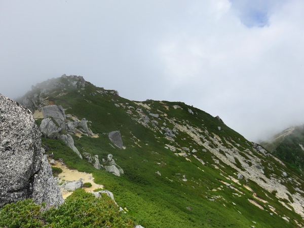 南駒ヶ岳の山頂遠望