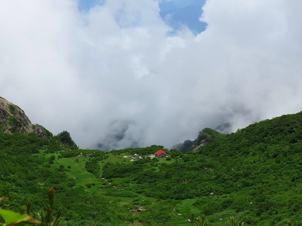 擂鉢窪避難小屋と幕営適地