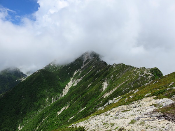 目指す空木岳の稜線