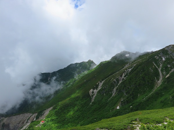 空木岳方面から見る仙涯嶺の天気の様子