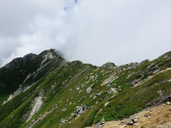 赤梛岳の山頂から空木岳への登山ルート