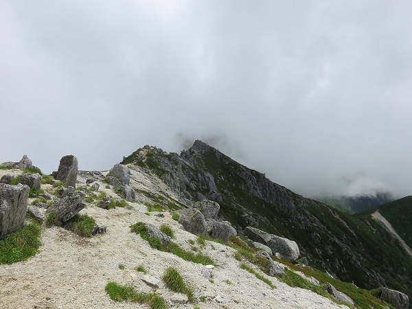 空木岳山頂から赤梛岳遠望