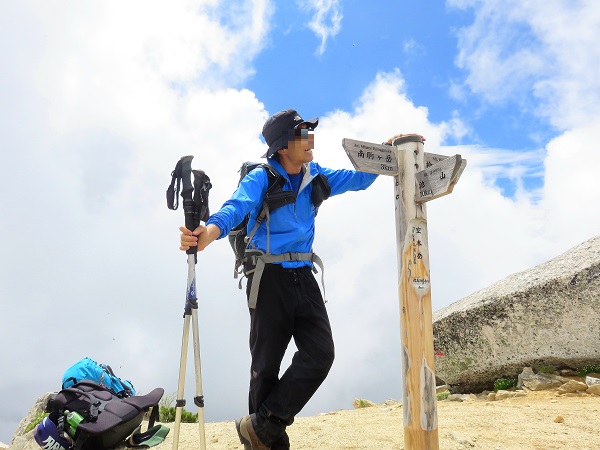 空木岳山頂と登山者