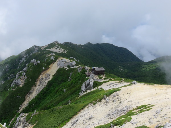 空木岳の山頂から見る駒峰ヒュッテと池山方面