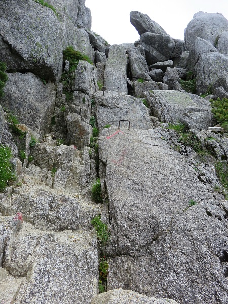 空木岳から木曽殿山荘までの登山ルートは急坂