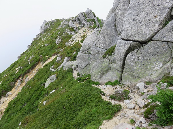 木曽殿山荘まで浮石も多い登山ルート