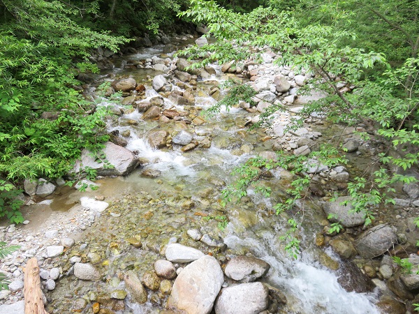 空木岳登山道六合目付近の吊橋から見る沢の様子