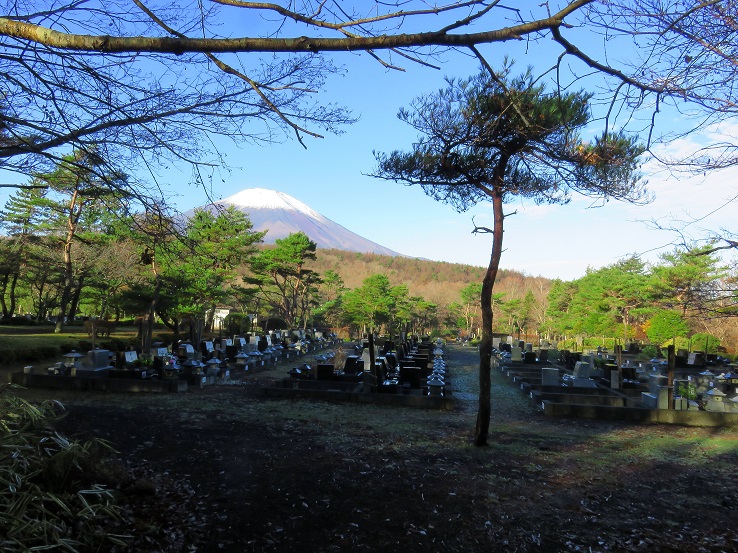 籠坂峠を目指し進んでいくと、こんな感じ墓地