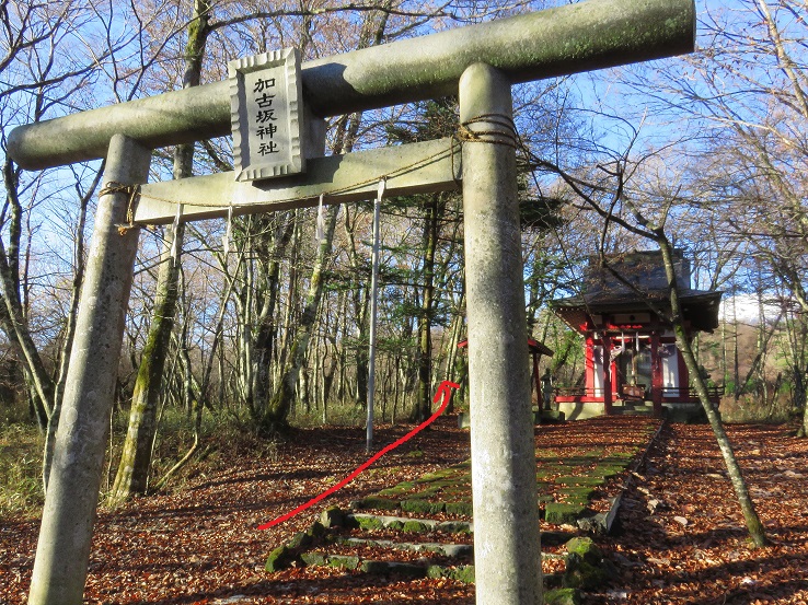 加古坂神社大根山・小富士へは、赤矢印の通り左側を進む