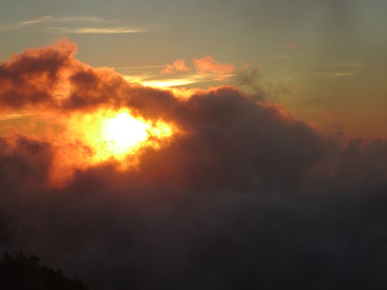 何かが起こりそうな太陽