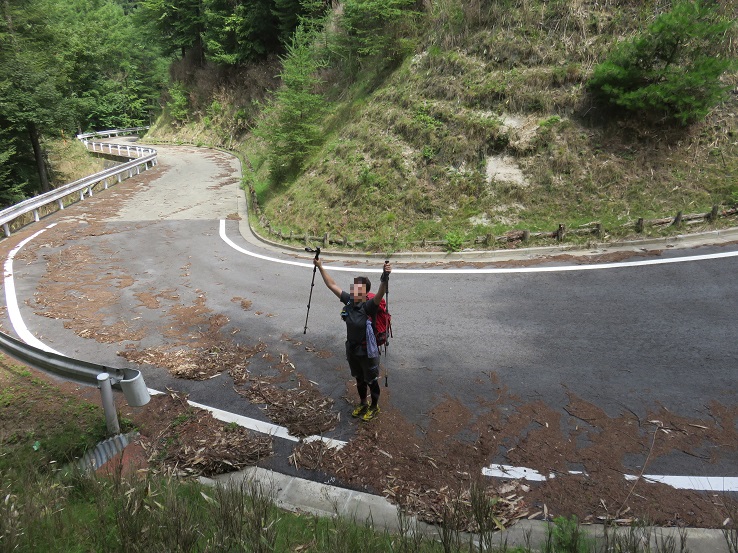 柳沢ノ頭・黒川鶏冠山へ進む場合は竹森林道に降り立ったら右（東）へ進む場所