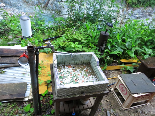 赤湯温泉建屋前にあるの水場