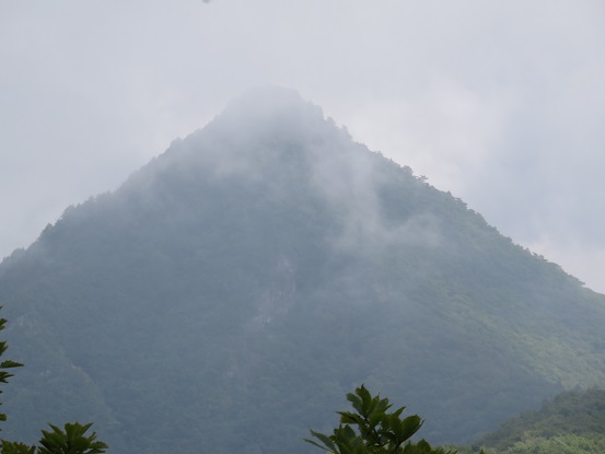 神座山の正面に釈迦ヶ岳