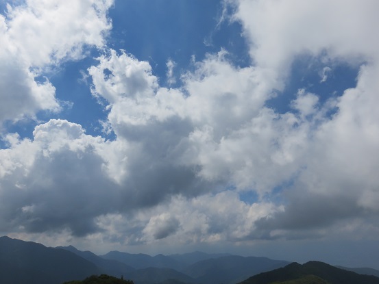 釈迦ヶ岳夏の空