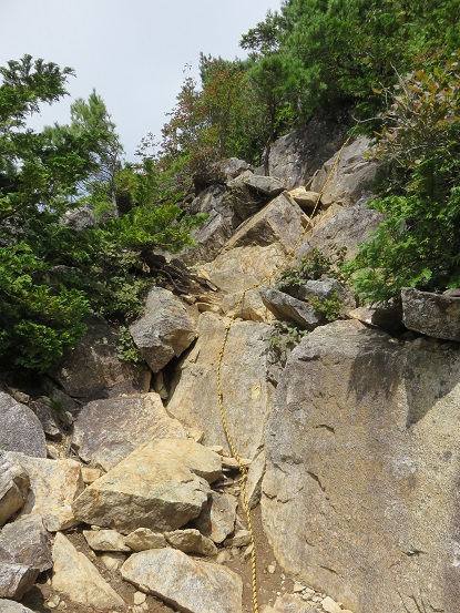 釈迦ヶ岳への登山道の様子険しい道