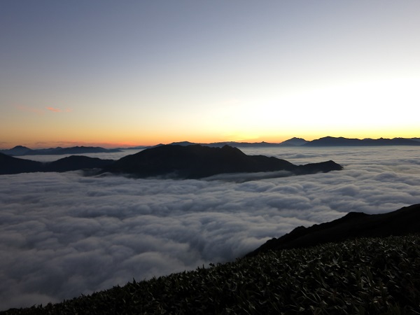 f:id:aohige0718:20170826155940j:plain 谷川岳馬蹄形を雲海がビッシリ