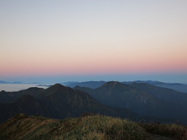 f:id:aohige0718:20170826160126j:plain 茂倉岳から見る谷川連峰主脈縦走方面