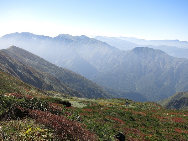 f:id:aohige0718:20170826161636j:plain 朝日岳の近く谷川岳の景色