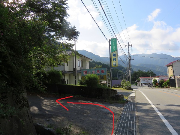 鶏冠荘雁峠へは赤矢印の通り左手