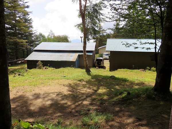 笠取小屋の裏にテント場
