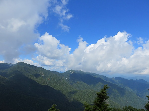 甲武信ヶ岳夏の空