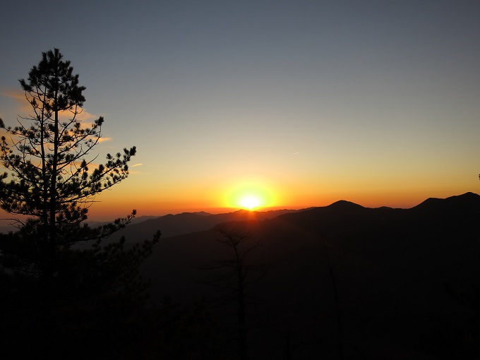 綺麗な日の出三宝山