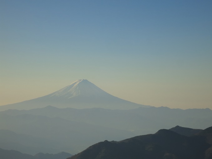 甲武信ヶ岳の山頂から見る富士山