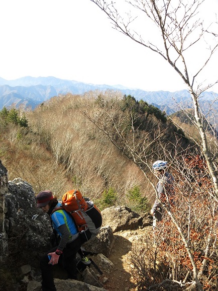 両神山の山頂で登山仲間お別れ