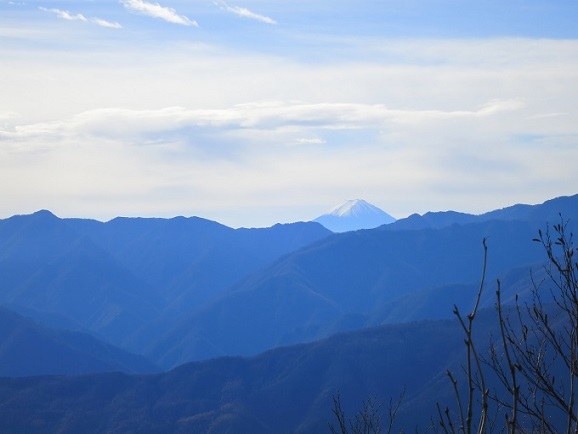 奥多摩の山々の先に富士山の眺望