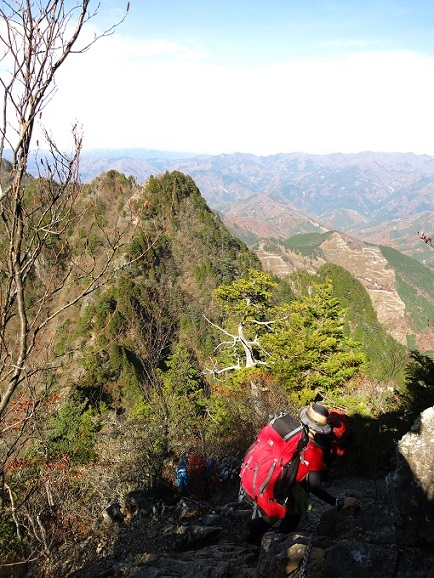 両神山から八丁峠へ向かう鎖場